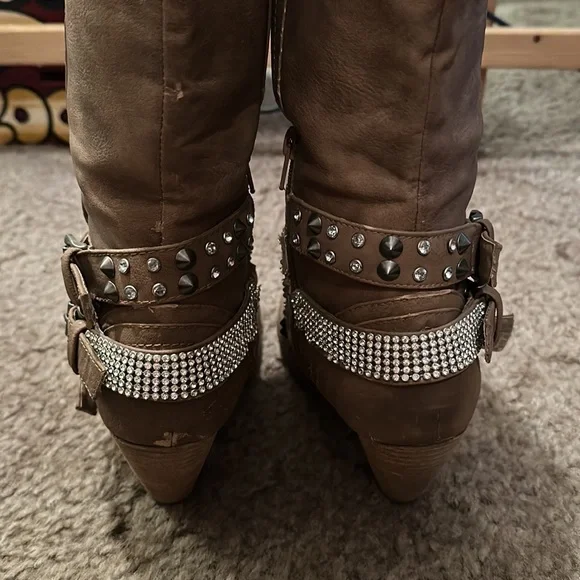 Boots - Picture 4 of 7